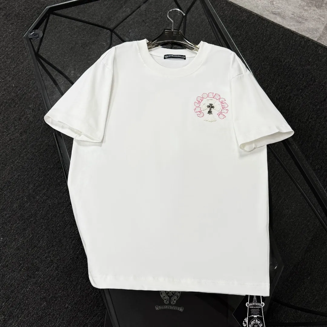P180 Chrome Hearts 25 high-end versions. The fabric is made of 300 grams of high-density pure cotton. It does not deform or shrink. It has three labels. It is the same style for men and women. Technology: patch embroidery + original development hardware. Color: white, black. SIZE: S-XL.